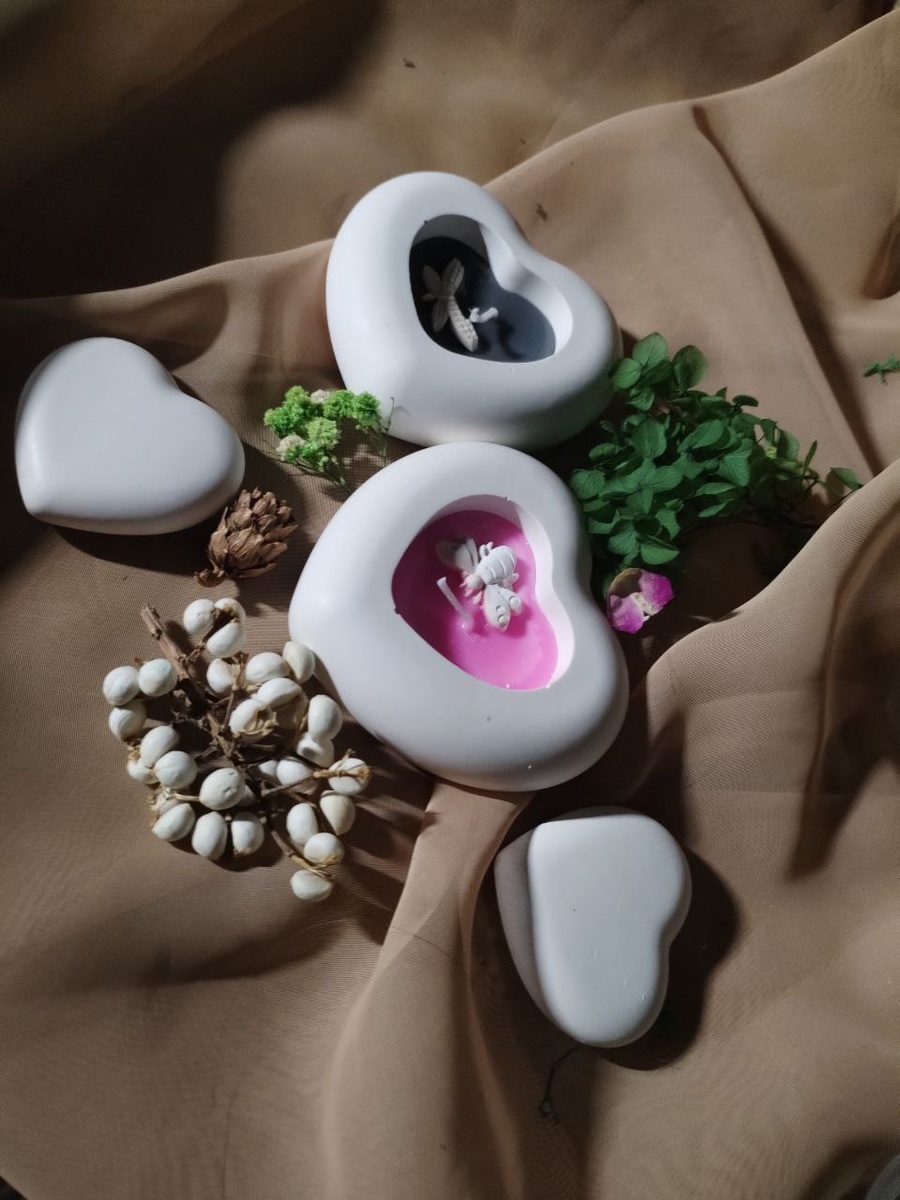 Яркая пара с контрастом, в гипсовых сердечках с крышкой. Свечи украшены мини-фигурками пчелы и стрекозы из гипса. Аромат: ЦВЕТУЩИЙ САД 