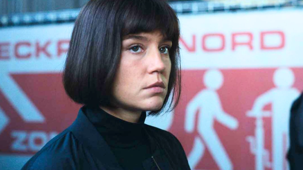 Кадр из фильма «Chien 51». Режиссер: Седрик Жименес. Производство: Artémis Productions, Canal+ [fr], Centre National du Cinéma, Chi-Fou-Mi Productions, Entourage Sofica 3, France 2 Cinéma, France Télévision, Jim Films, Lacoste, Le Tax Shelter du Gouvernement Fédéral de Belgique, Métropole Aix-Marseille, Netflix, Région Ile-de-France, Région Provence Côte d'Azur, Shelter Prod, Studio Canal, Taxshelter. be, Vixens