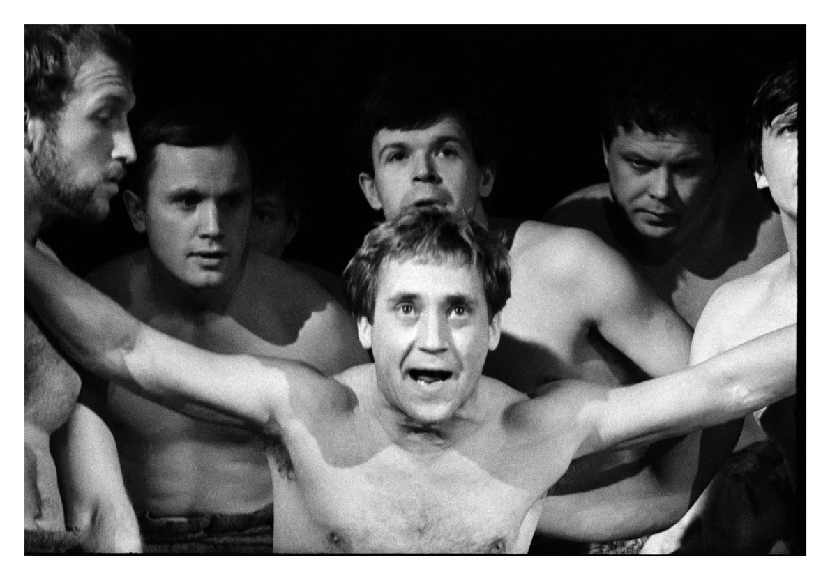 Сцена из спектакля