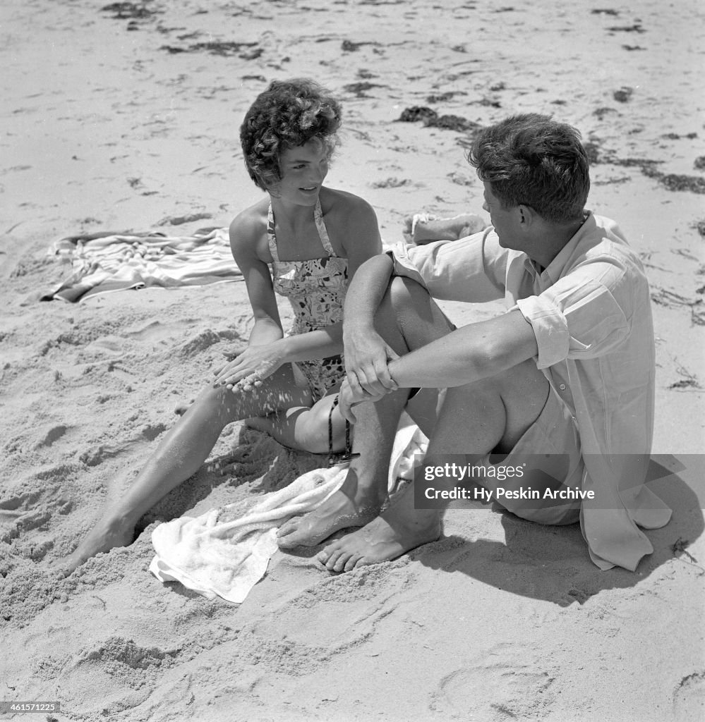 Джон Кеннеди и Жаклин Бувье в поместье Кеннеди. Хайаннис-Порт, 1953г. Листаем >