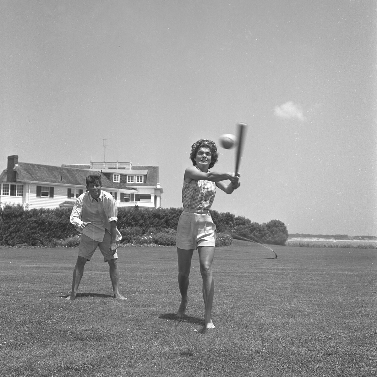 Джон Ф. Кеннеди и Жаклин Ли Бувье в поместье Кеннеди. Хайаннис-Порт, 1953 год. Листаем >