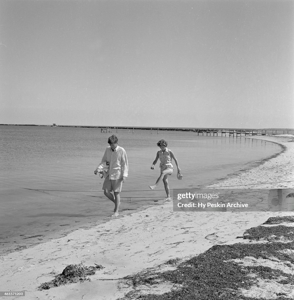 Джон Ф. Кеннеди и Жаклин Ли Бувье в поместье Кеннеди. Хайаннис-Порт, 1953 год. Листаем >