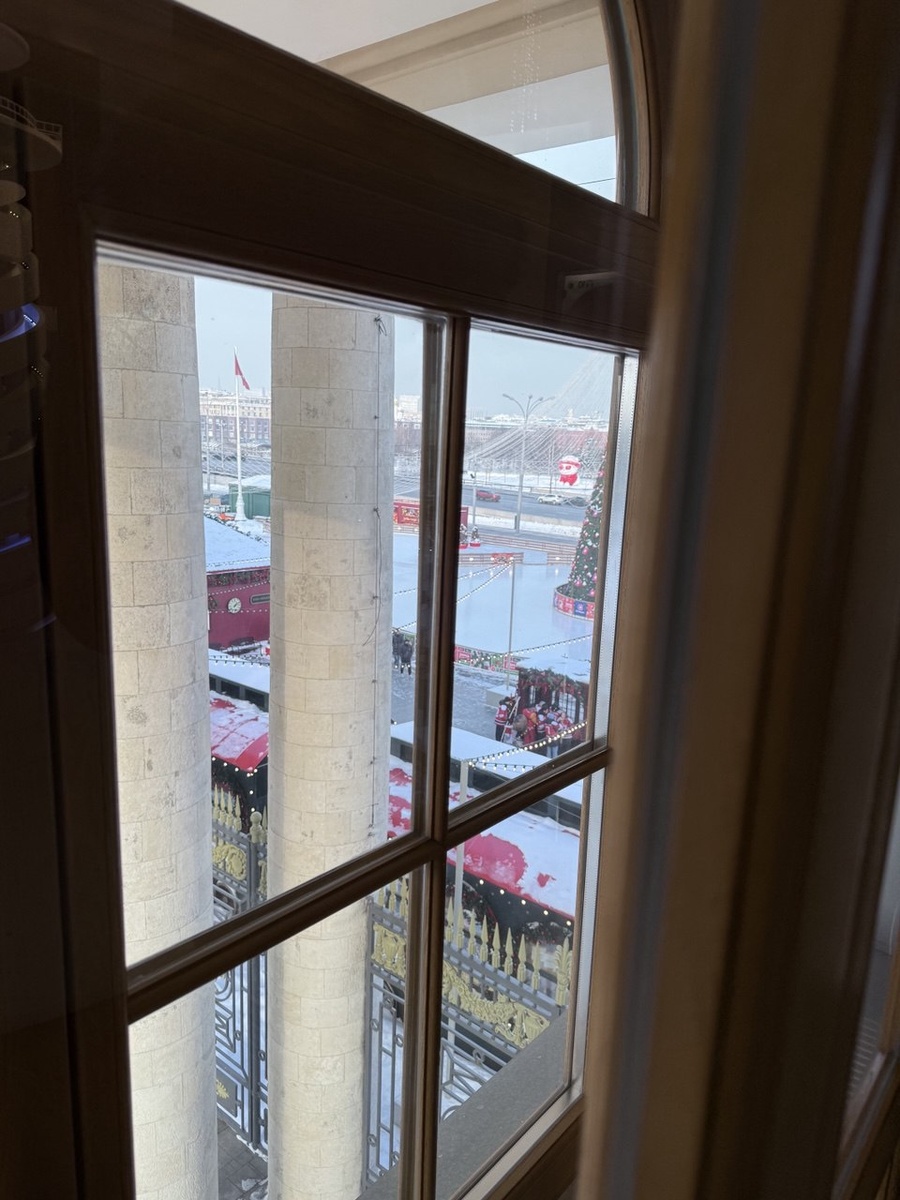 Каток перед аркой парка Горького 2026. Фото автора заметки