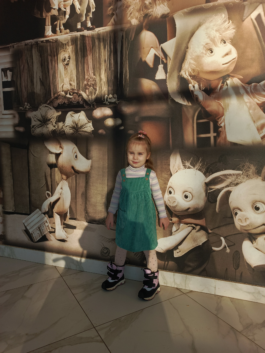 В кукольном театре.