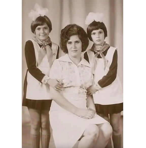    Лидия с сестрой-близнецом Ириной и матерью