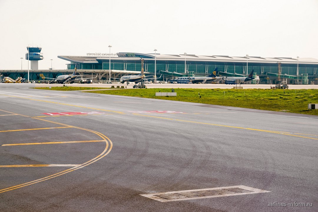    Вид с перрона на пассажирский терминал аэропорта Порту Франсишку Карнейру