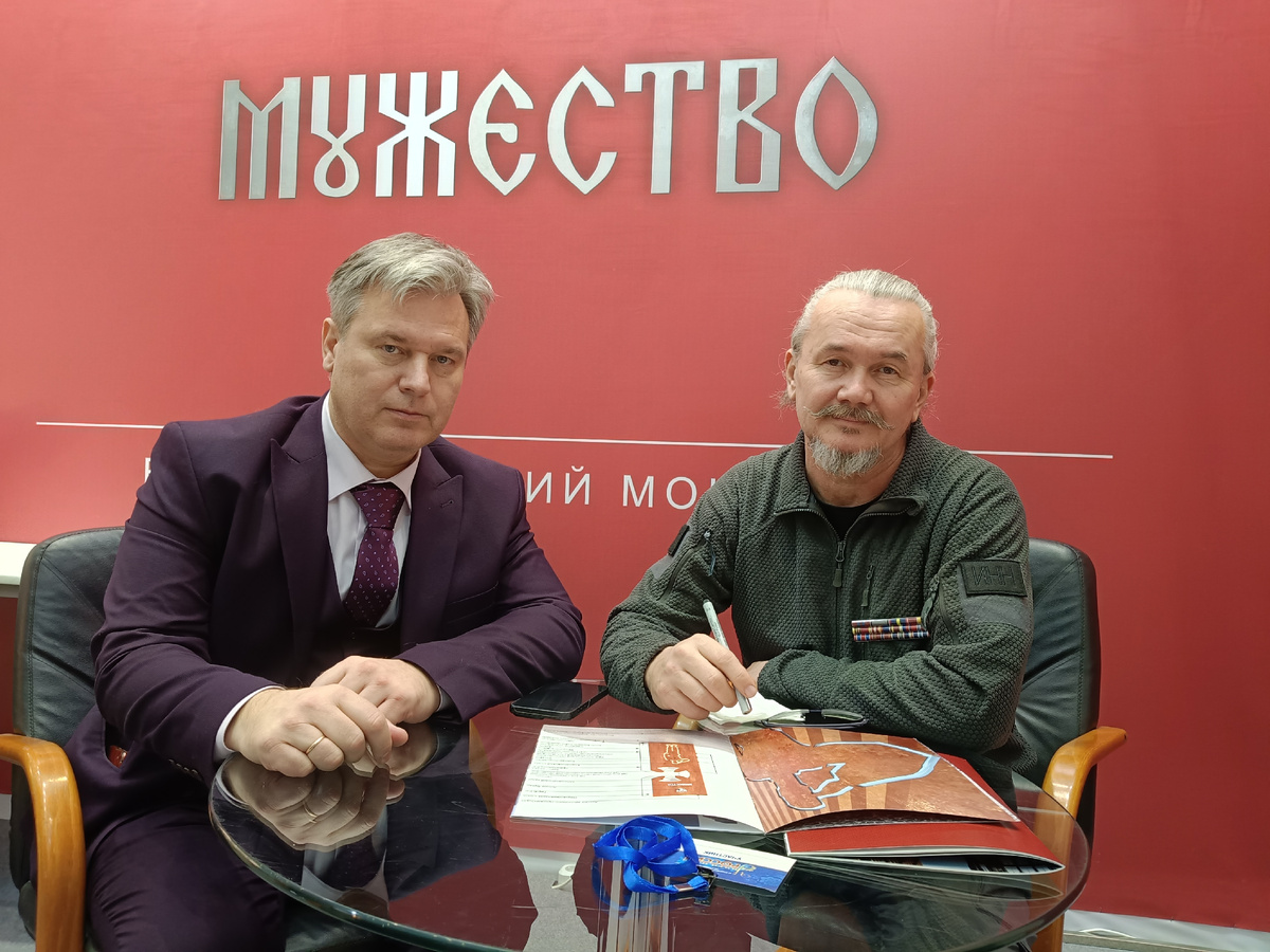 Валерий Богомолов- директор выставки-форума "Уникальная Россия" с автором монумента Ильдаром Нутдиновым