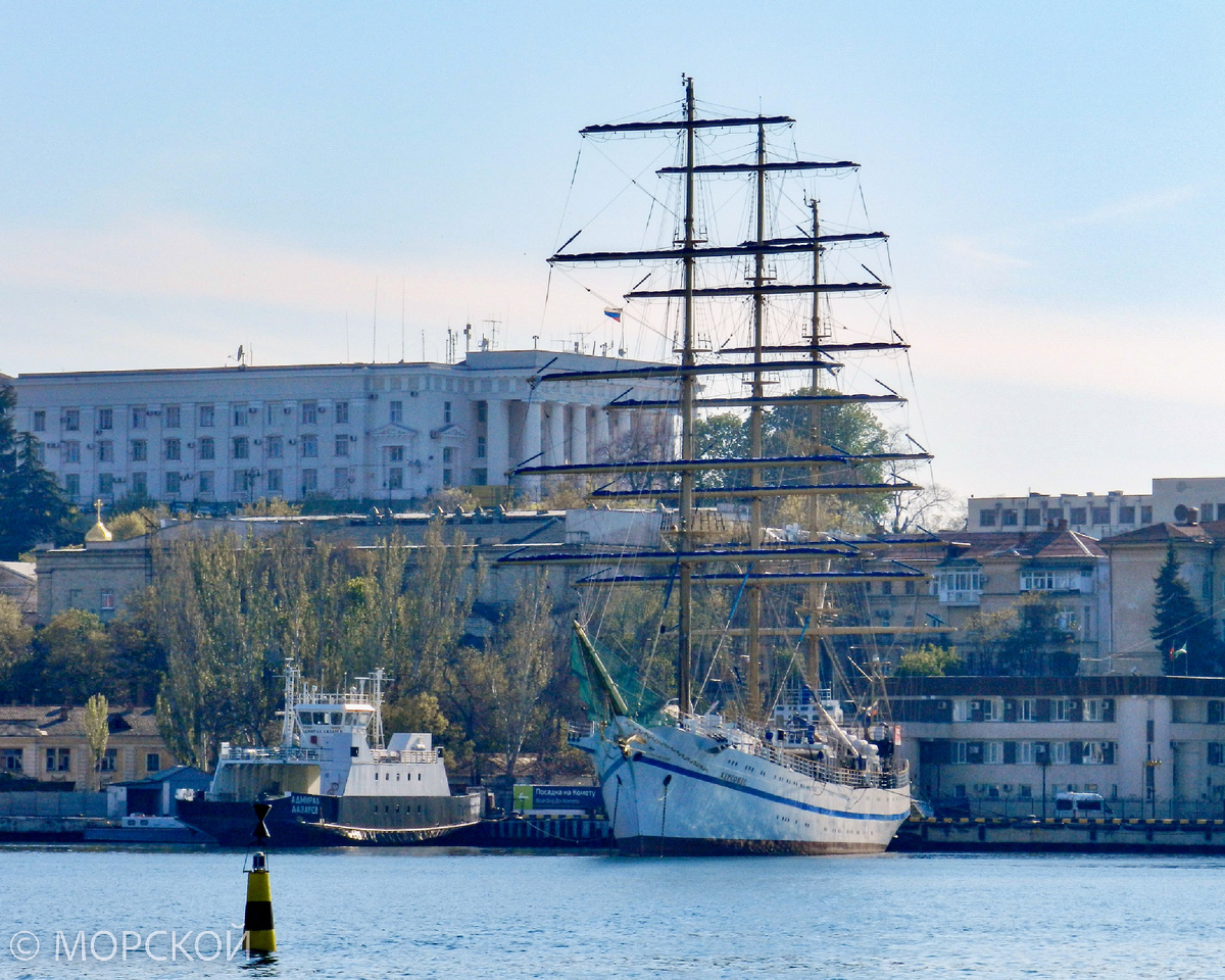 Здание штаба Краснознаменного Черноморского флота.  26 апреля 2020 г.