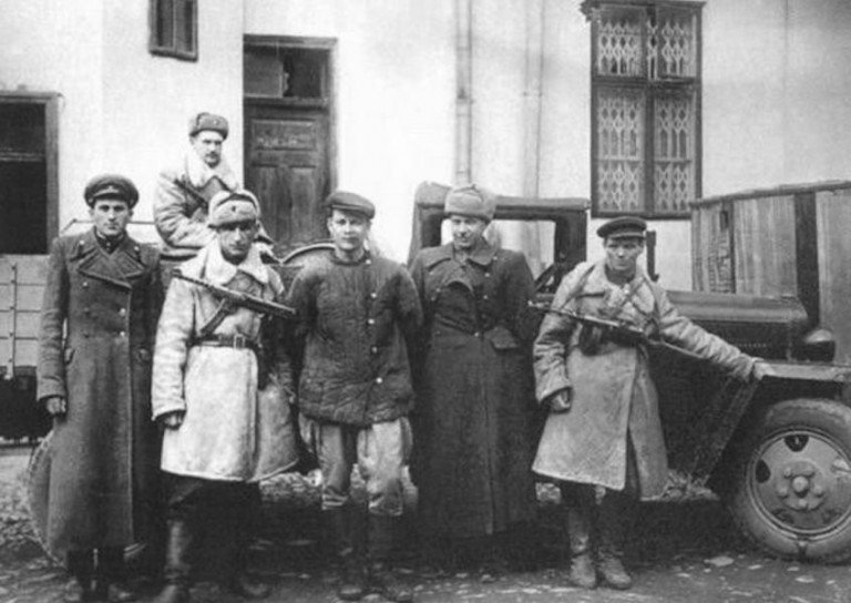 Бойцы оперативной группы госбезопасности 