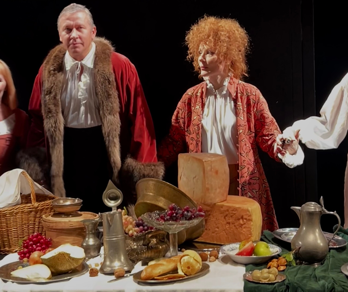 Полина Кутепова в роли маркизы де Мертей, и Томас Моцкус в роли виконта де Вальмона   