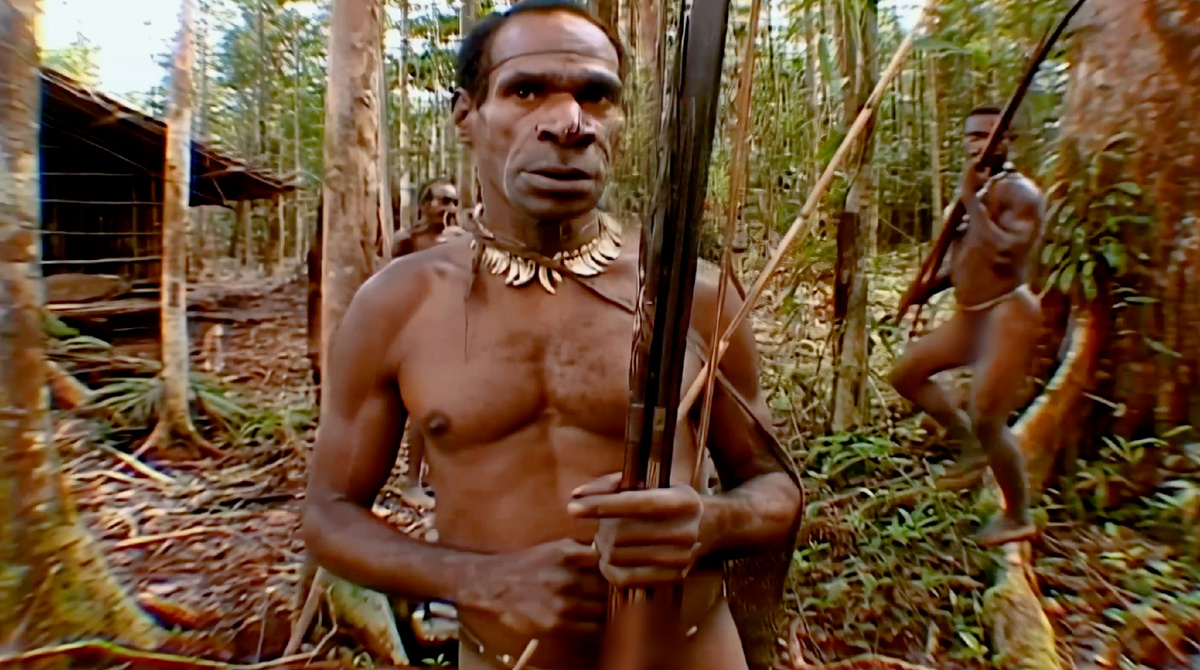 Комбаи. Контакт в 2004 году. Кадр из фильма "В гости к каннибалам"