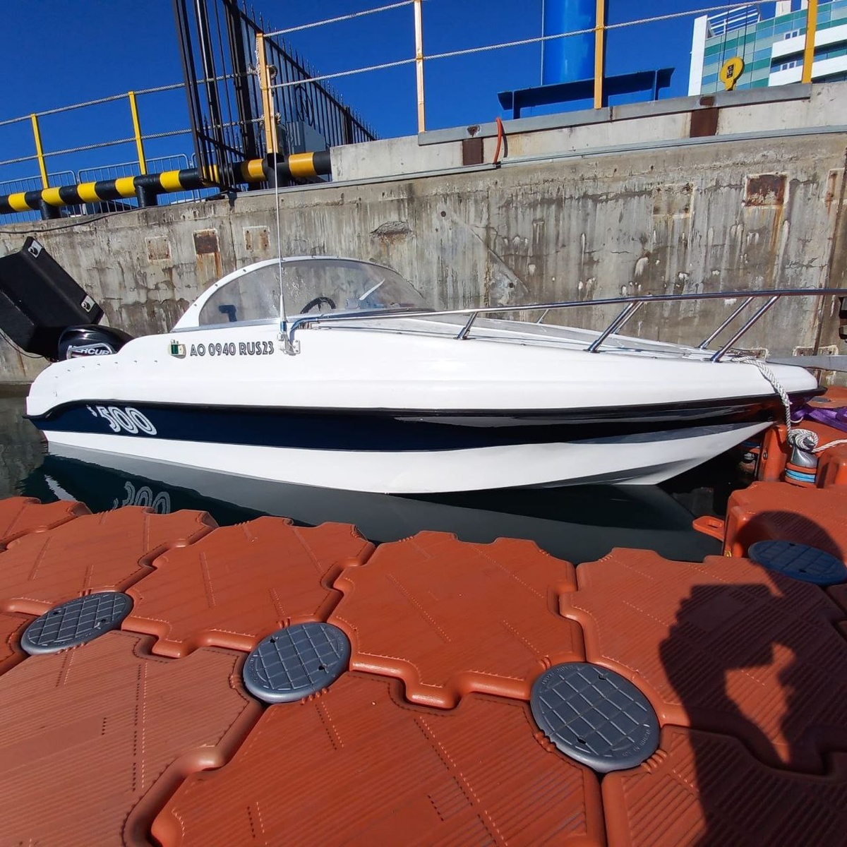 (Фото: Катер на Чёрном море в Сочи — идеальная платформа для ловли на самодур.)