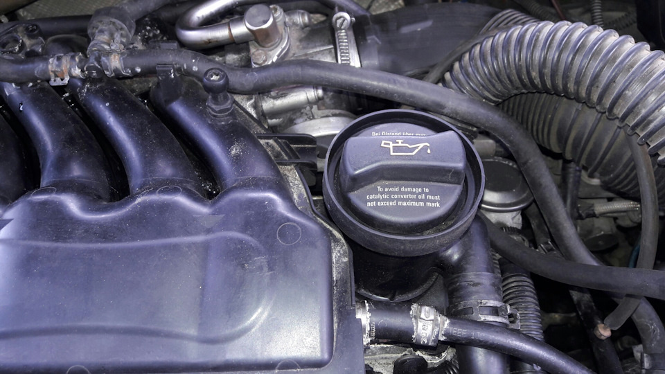 Крышка маслозаливной горловины. Находится на верхней части двигателя и изображением масленки.