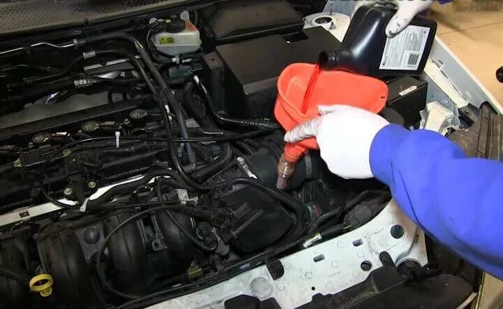 Процедура замены трансмиссмоной жидкости требует навыков в обслуживании автомобиля, поэтому для ее замены лучше обратиться в СТО.