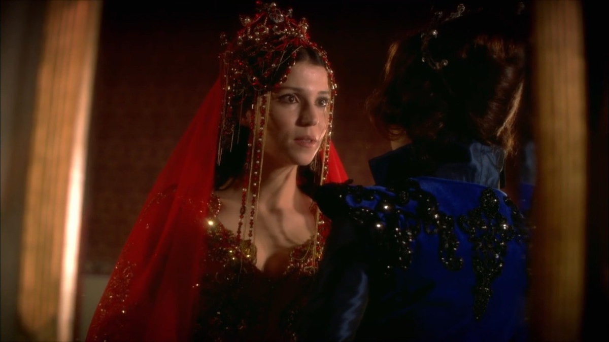 Этот кадр в сериале настолько сильно заблюрен, что Хатидже здесь буквально светится как принцесса из сказки!