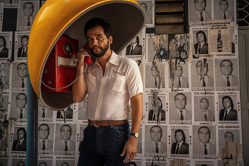 Кадр из фильма «O Agente Secreto». Режиссер: Клебер Мендонса Филью. Производство: Ad Vitam, arte France Cinéma, CinemaScópio Produções, Lemming Film, MK Productions, MK2 Films, ONE TWO Films, Primo Content, Rotor Film