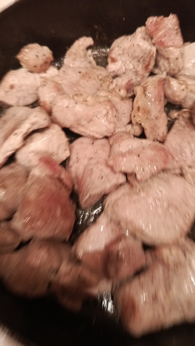 Обжарить кусочки мяса на сильном огне. Фото автора.