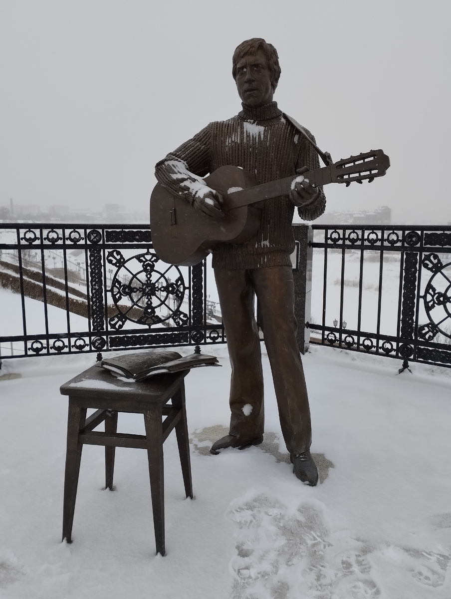 Памятник Владимиру Высоцкому в Тюмени 