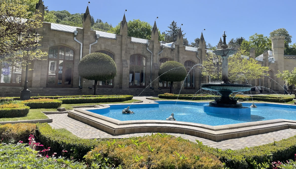 Здание Нарзанной галереи выполнено в стиле псевдоготики.