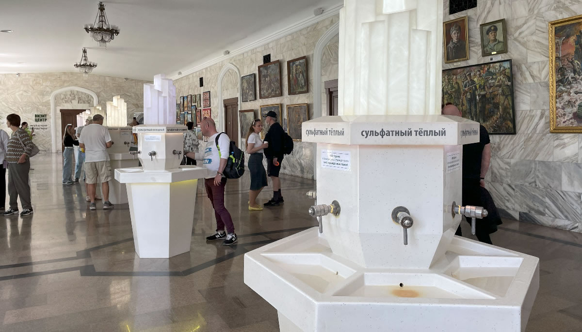 Снаружи галерея облицована доломитом, внутри — мрамором.