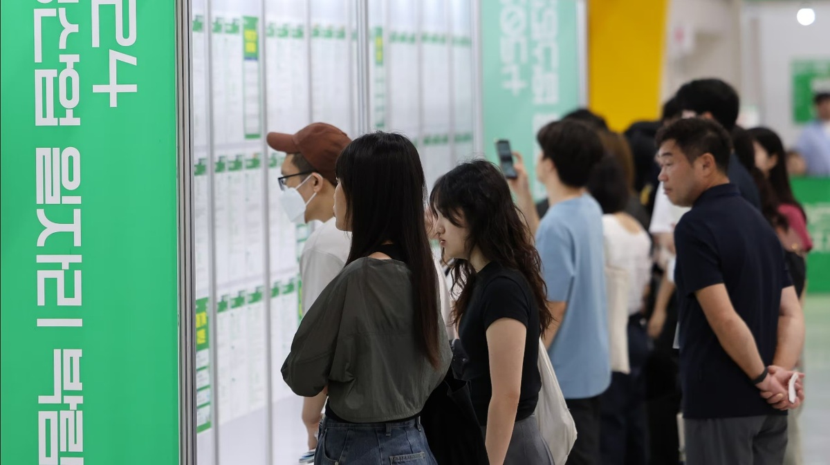 Молодые корейцы в поисках работы. Источник: News1