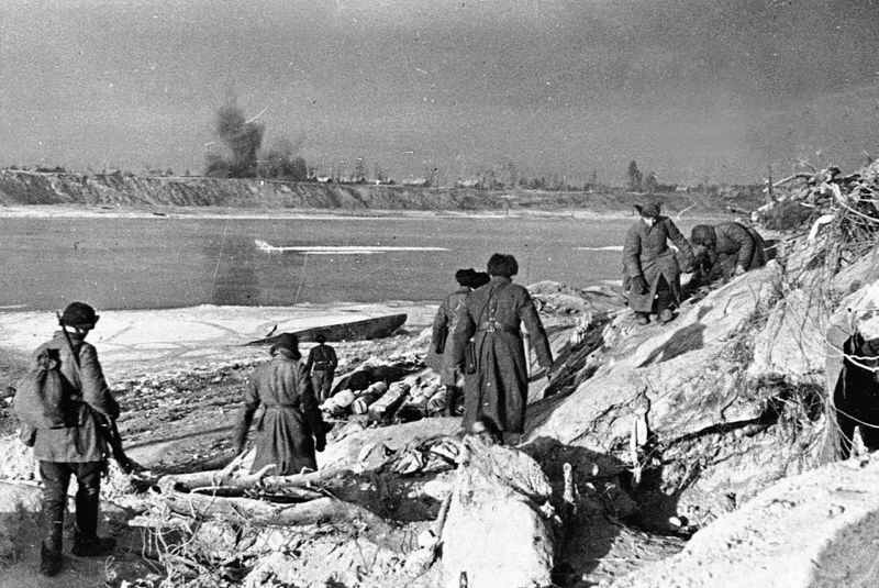 Красноармейцы у блиндажей на Невском пятачке