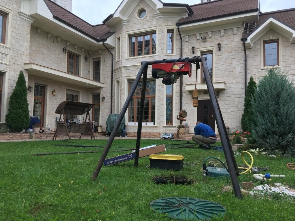 Работы по установке насоса в артезианскую скважину - ООО Вода-Народу, ставим насос GRUNDFOS