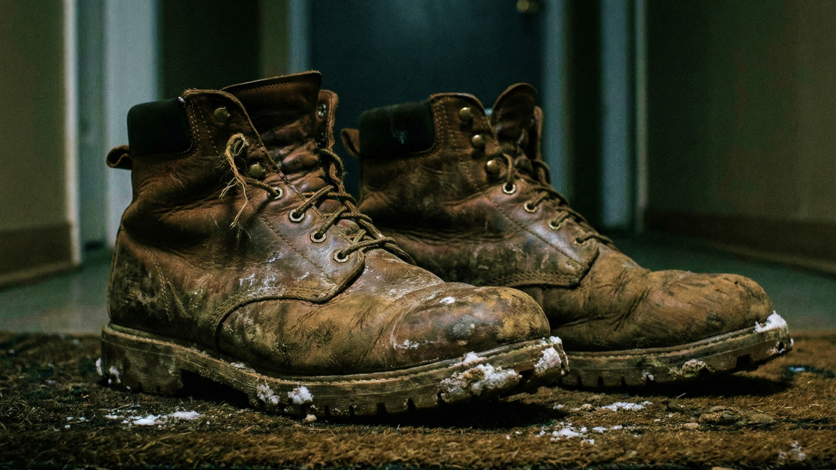 Мужские. Рыжие, стоптанные, с оторванной петлёй для шнурка на левом. Грязные – на подошвах разводы от соли и реагентов.