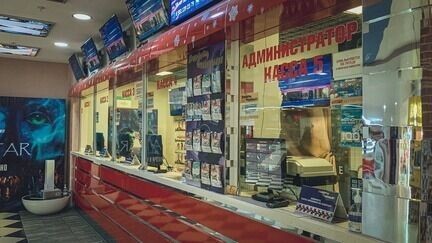    Парадоксально, но при сокращении аудитории и количества доступных фильмов кассовые сборы продолжают расти.   1MI