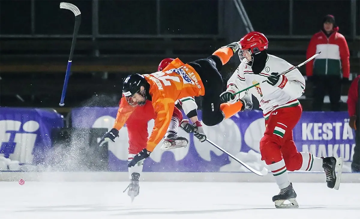 Чемпионат мира по хоккею с мячом, прошедший в Финляндии, ещё раз наглядно показал: формально этот турнир по-прежнему называется мировым, но по содержанию всё чаще напоминает встречу старых знакомых, которые и так знают, чем всё закончится. Фото: www.sovsport.ru