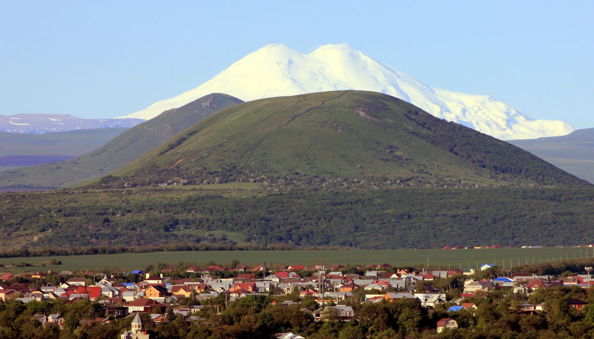 Вид на Эльбрус из Пятигорска. Координаты: 44.040028, 43.083807. 