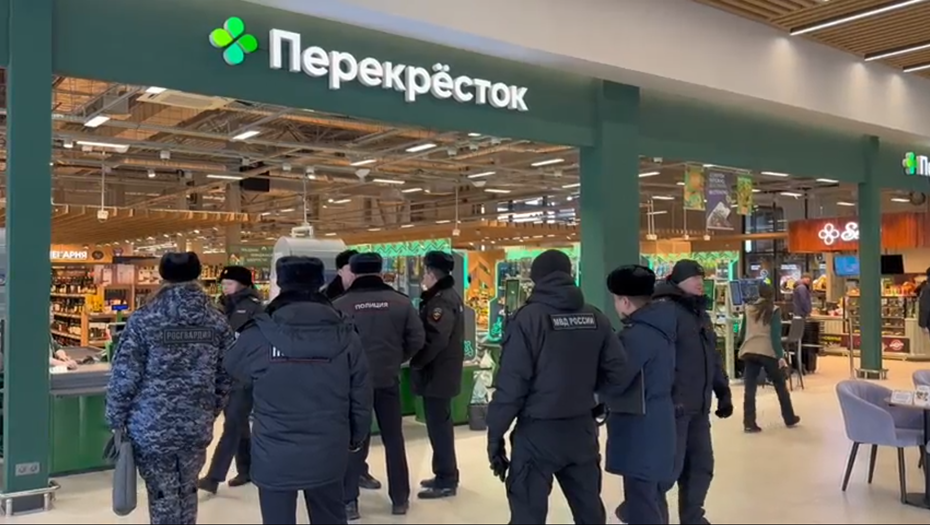 Полиция в «Перекрестке». Фото из открытых источников. 