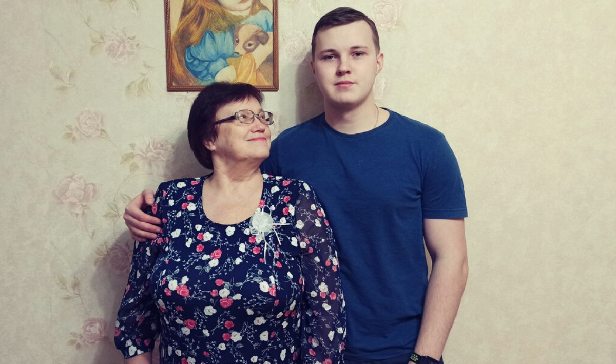 Бабушка с такой любовью и гордостью смотрит на своего любимого внука Даниила.