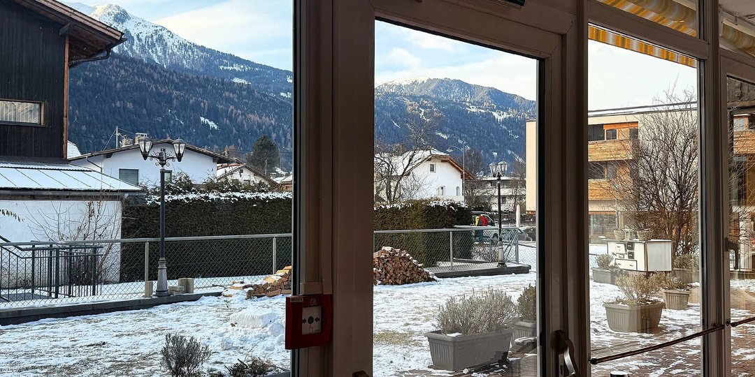 Австрия: Руины замка Велленберг и отель ,где мы остановились в пригороде Инсбрука