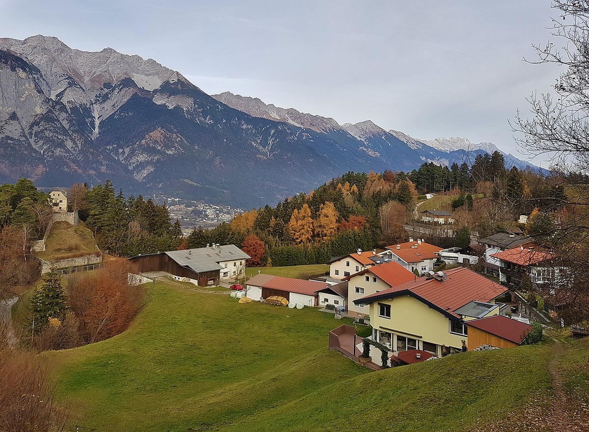 Руины слева  , рядом деревня , но не та где мы остановились. Фото с Википедии https://de.wikipedia.org/wiki/Burgruine_Vellenberg#/media/Datei%3AVellenberg_(20181125_132944).jpg