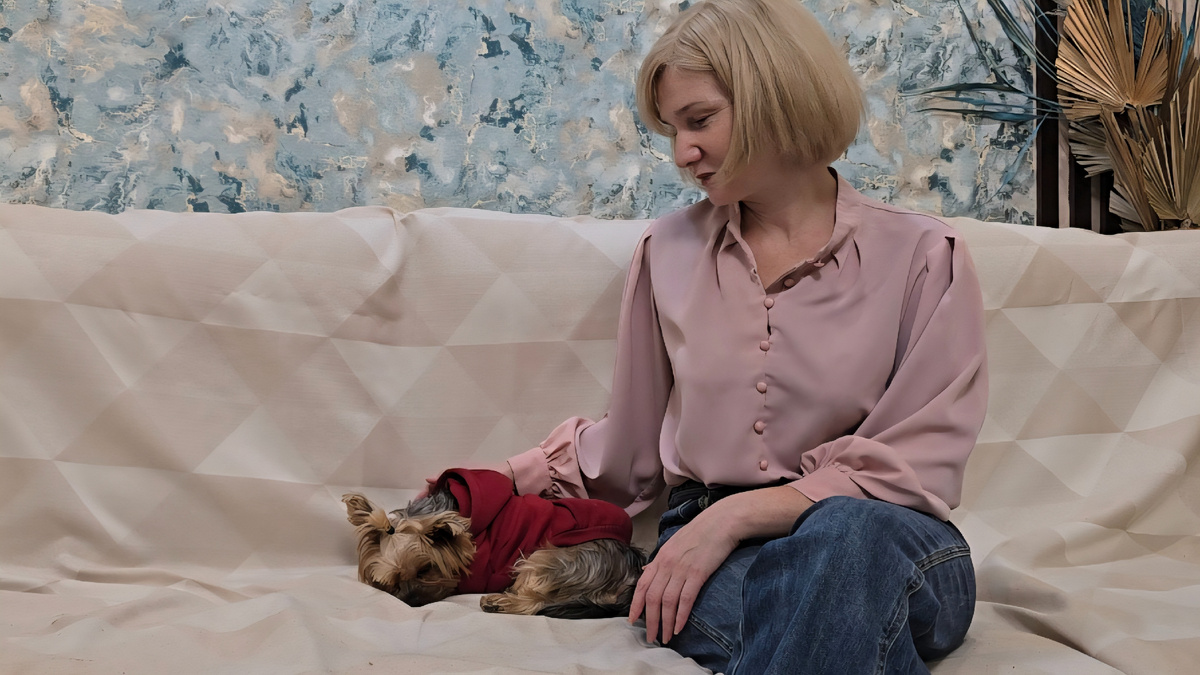 Я и Боня на светлом диване