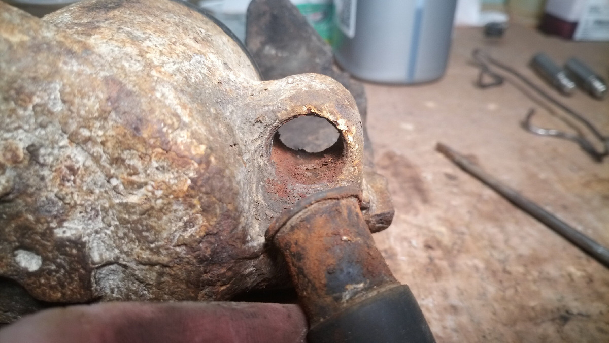 Если присмотреться, особенно хорошо это видно по нижней части, где часть "пояска" уже откололась.