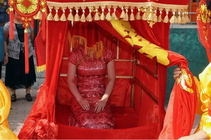 Невесту могут везти к дому жениха вот в таком паланкине