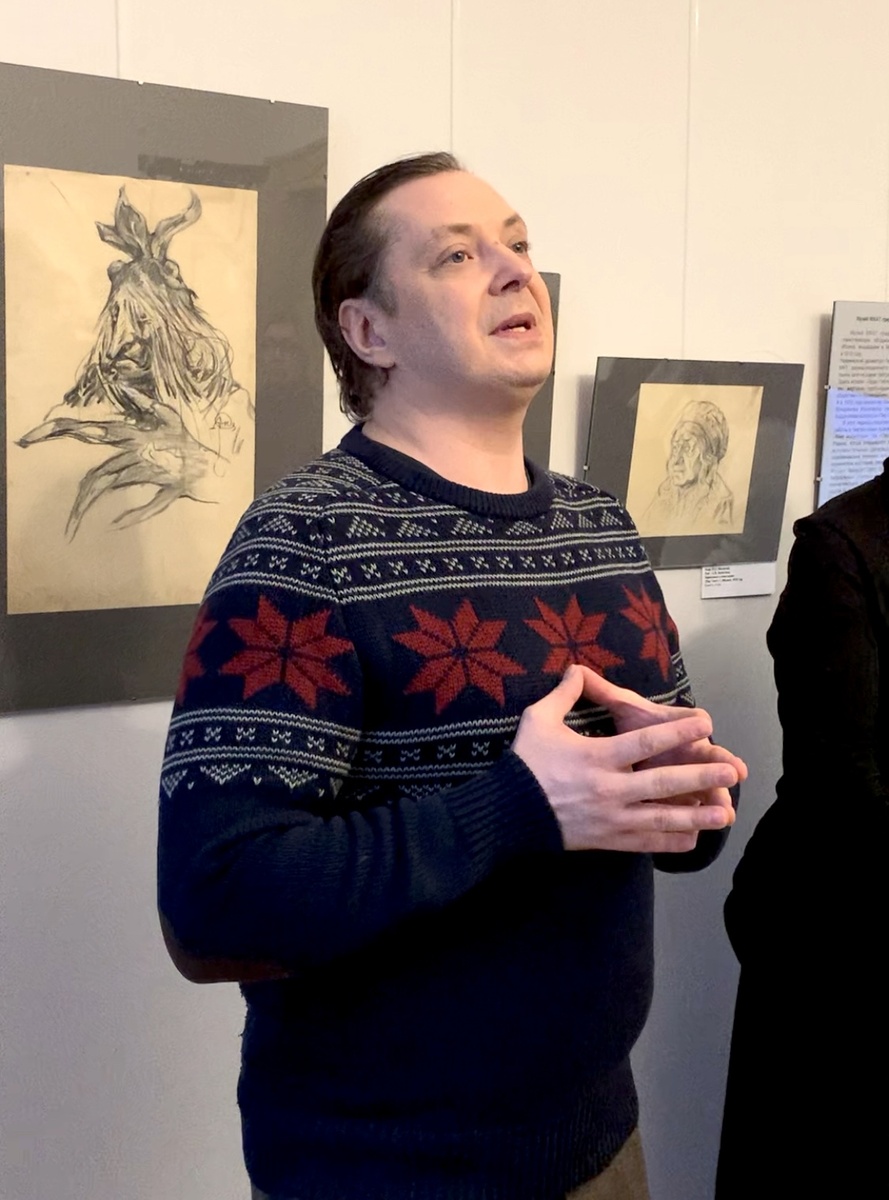 Заслуги.артист и директор Музея МХАТ Павел Ващилин. 