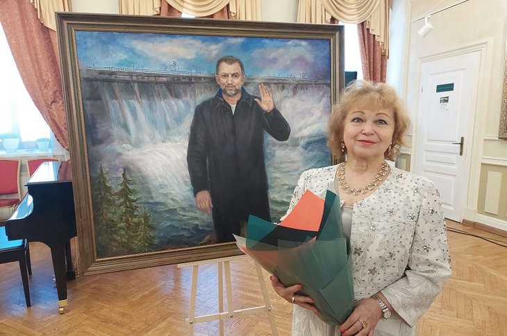 Фото Татьяны Ларёвой на фоне написанного ею портрета. Фото © IRK.ru