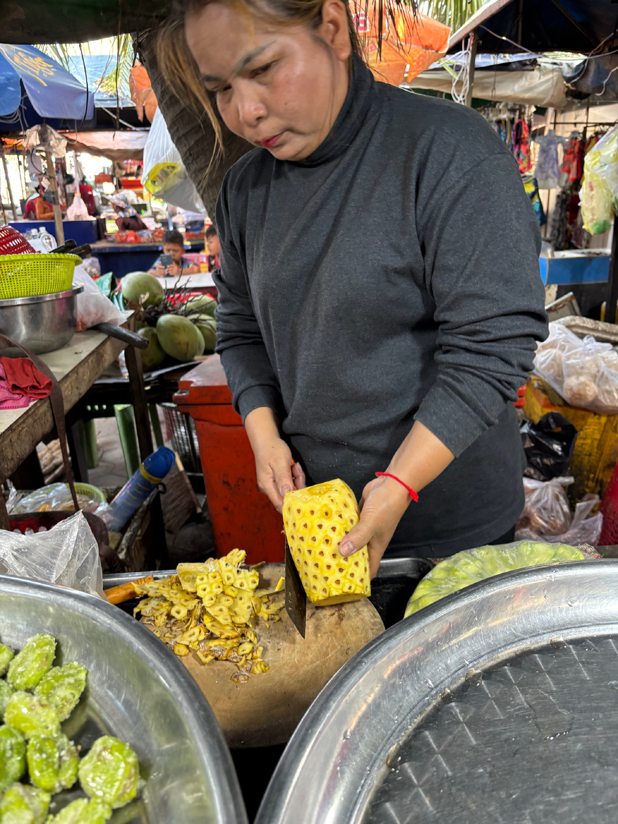 Убрали шапку и основание, а затем сняли кожуру вертикально, полоса за полосой.