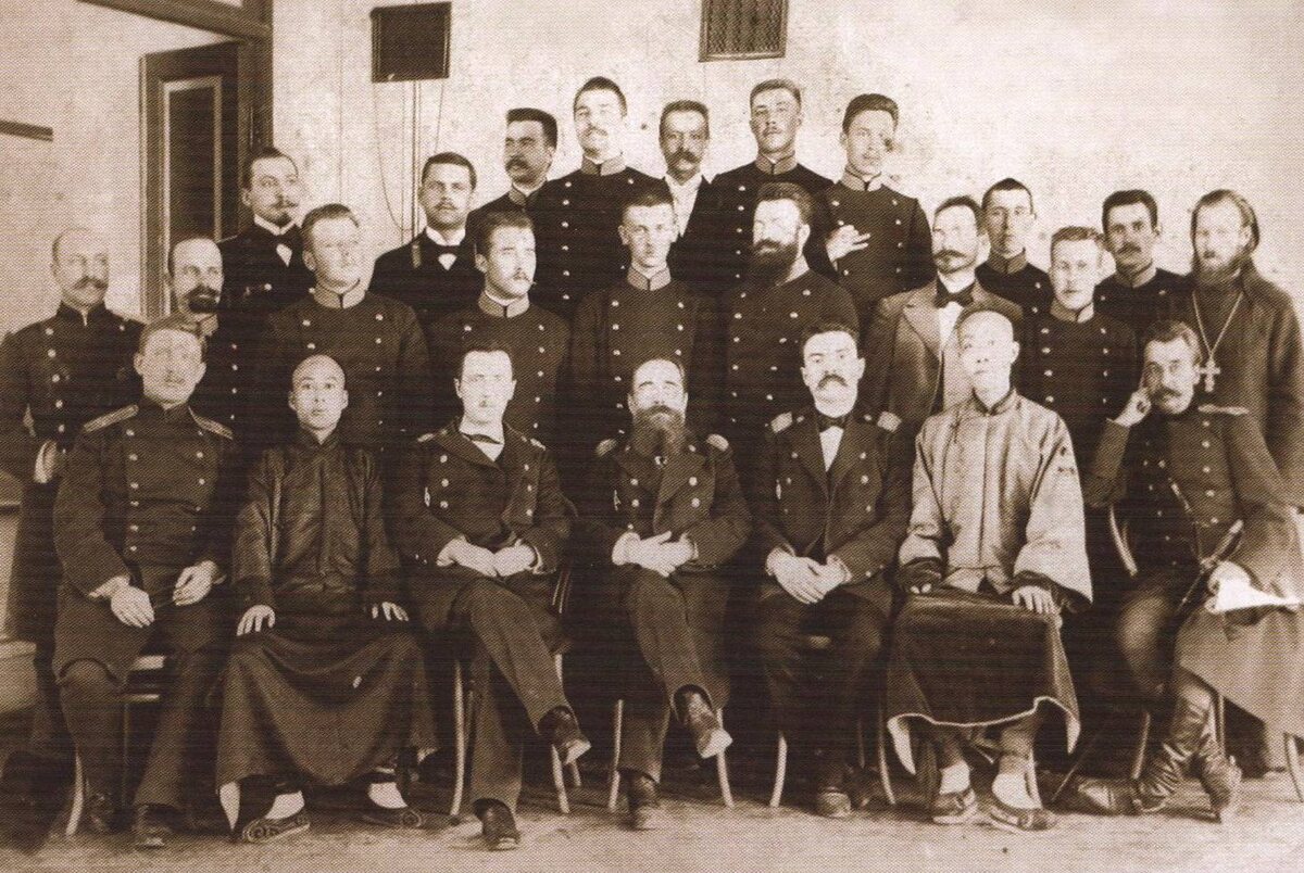 На фото — первые выпускники Восточного института. Именно они первыми из дальневосточников отметили Татьянин день как праздник всех студентов!