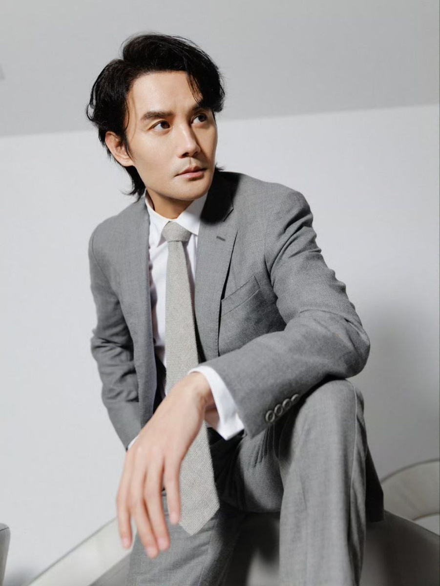 Актёр Ван Кай, 43 года. Листайте галерею...