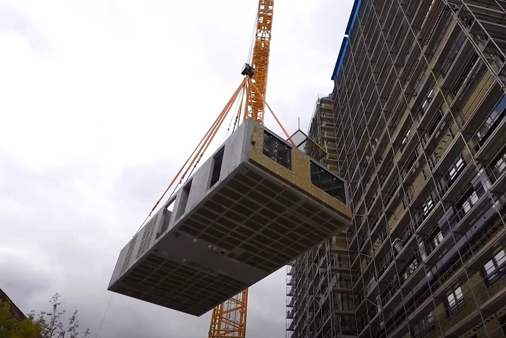    Новый дом на ул. Гарибальди, 31 сложили на глазах у москвичей из готовых квартир - как "Лего". / mos.ru