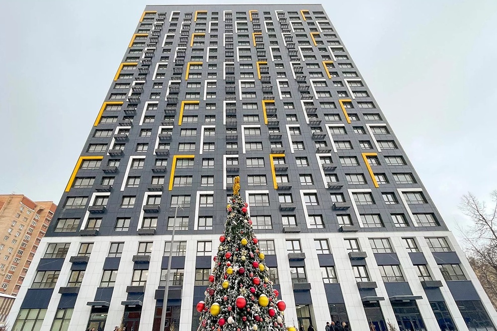    Фасад дома, построенного по реновации из крупных модулей, выглядит как в хорошем ЖК. / Фото: Владимир Новиков / Пресс-служба Мэра и правительства Москвы