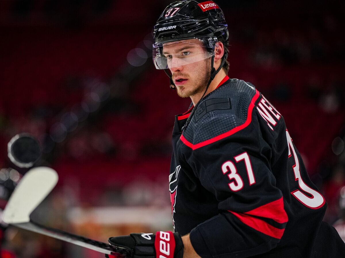    Хоккеист "Каролины Харрикейнз" Андрей Свечников | © Фото : twitter.com/canes