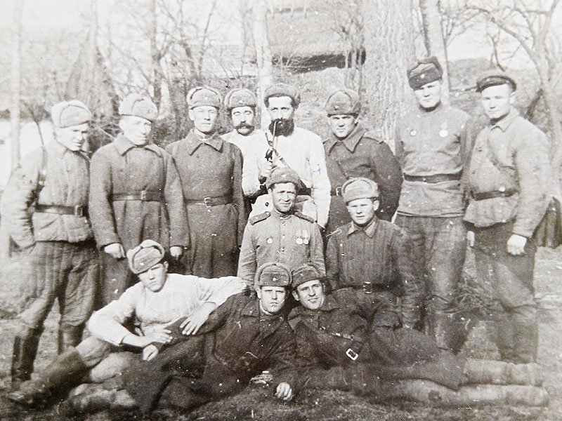 Лазарь Созаев (стоит в центре) со своей разведгруппой