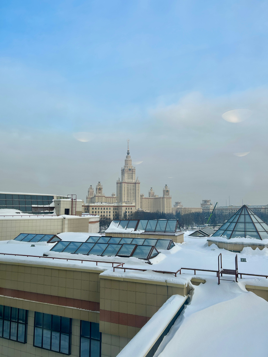 Вид на главное здание из окна Шуваловского корпуса