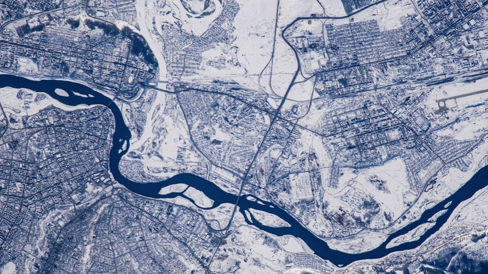 Кадры морозного Иркутска показал с орбиты космонавт Антон Шкаплеров