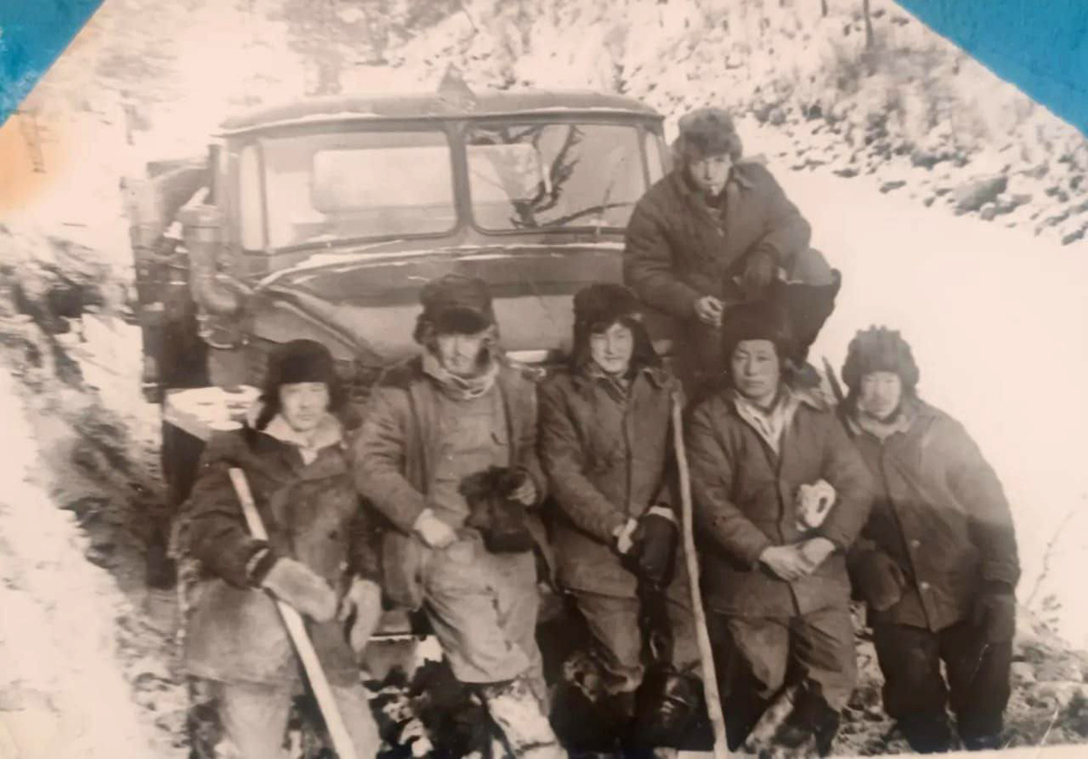 Бригада дорожников Окинской экспедиции на зимнике